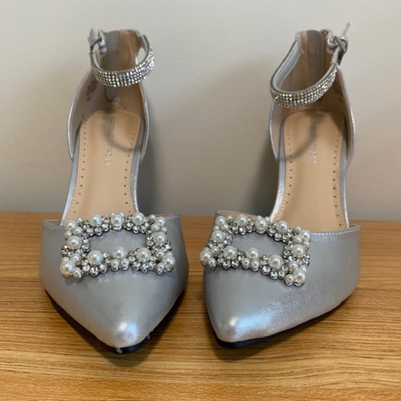 Adrienne Vittadini Silver Dress  Shoes Pearls Accent Ankle Strap size 9.5 US - Picture 2 of 5